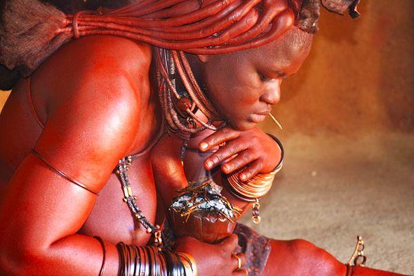 Himba kabilesinin kadınlarının günlük hayatlarında yapmaları gereken birçok görevi vardır.