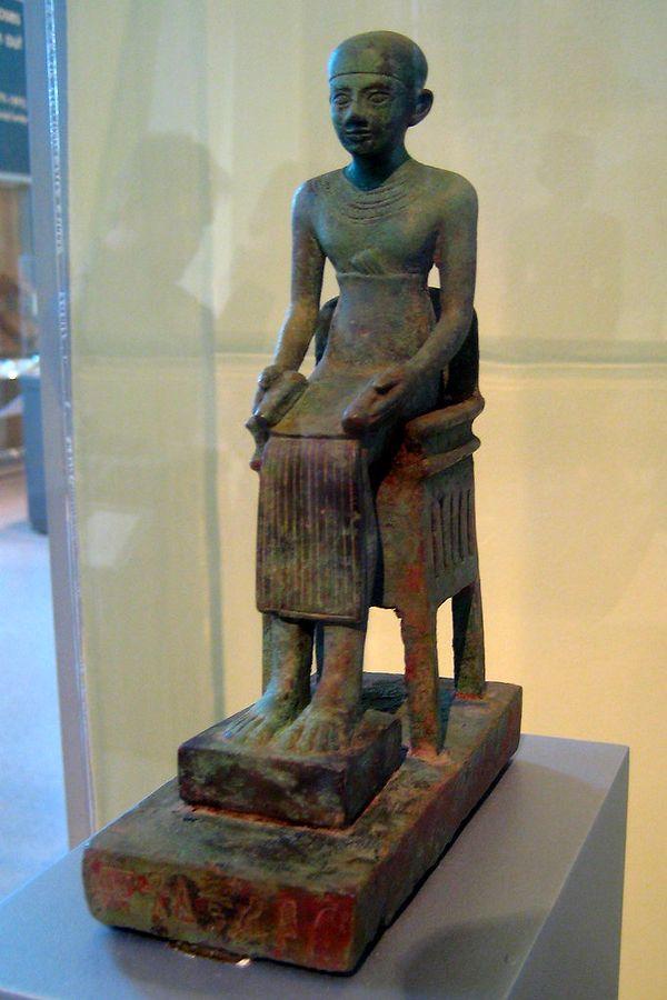 16. Eski Mısırlı bir bilge, mühendis ve doktor olan Imhotep bilinen ilk piramit mimarıdır. Djoser Piramidi'nin sahibi olarak kabul edilir.