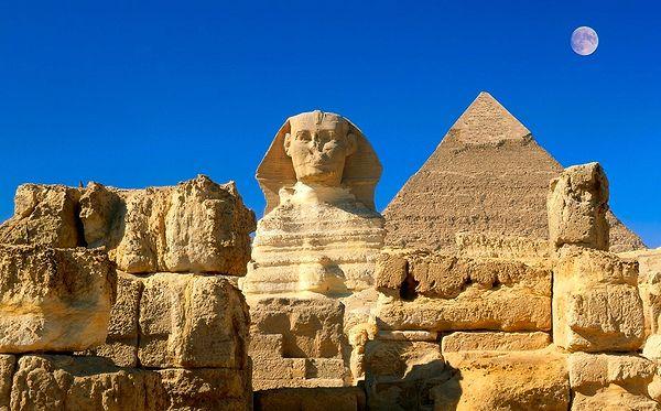 8. Piramidin tamamını kaplayan kaplama taşlar sayesinde piramitler İsrail'deki dağlardan ve hatta belki aydan bile görülebilir.