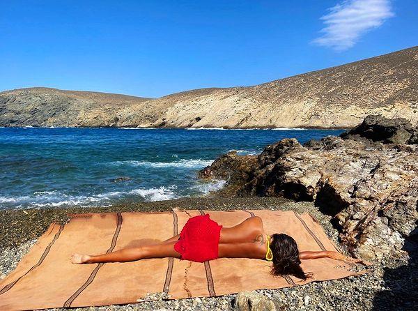 5. Adeta bir güneşlenme ikonu hâline gelen Eda Taşpınar da Mykonos'ta deniz ve kumsalın tadını çıkarıyor... Bu üstsüz pozu da dikkatimizden kaçmadı tabii ki.