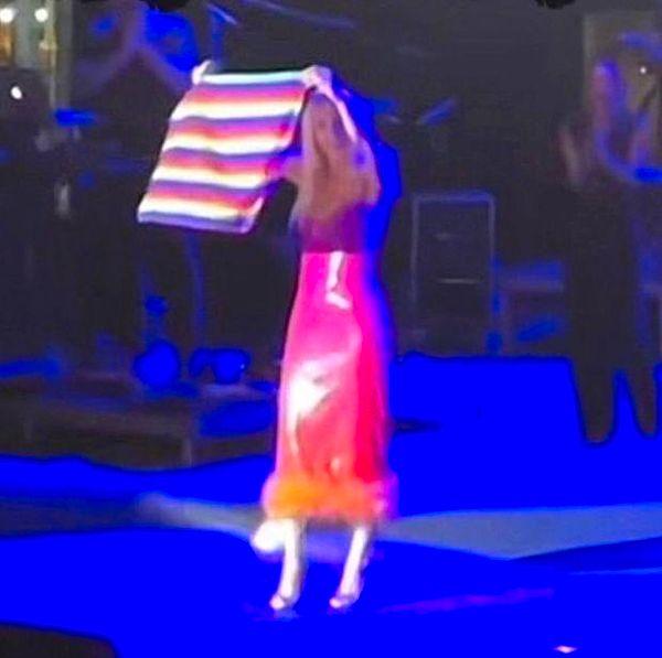 Toplum baskısı ile kendilerini çoğu zaman savunmak durumunda kalan LGBT+ bireylerin yanında olduğunu dile getiren Gülşen, sahnede açtığı gökkuşağı bayrağı ile  şu açıklamada bulundu.