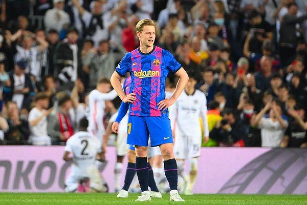 17. Manchester United, Frenkie de Jong'un transferi için Barcelona'yla 65 milyon €+performans bonusları karşılığında anlaşmaya çok yakın. (Sky Sports)
