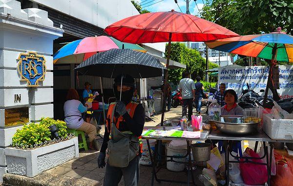 9. "Bir aylığına Tayland'a gitmiştim ve hava aşırı güneşli olmasına rağmen herkes şemsiye kullanıyordu."