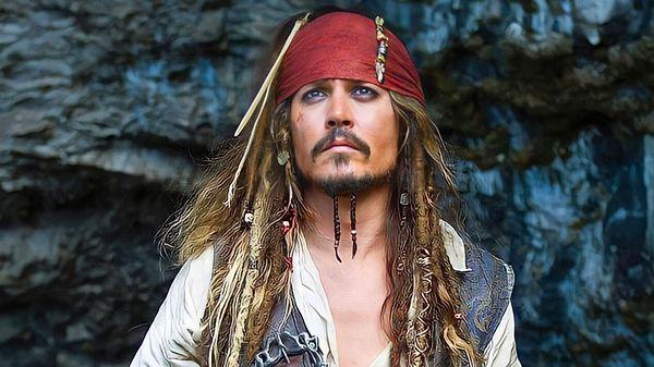 Amerikalı yıldız oyuncunun milyonlarca hayranı ise Johnny Depp'in yeniden seriye dönmesini istekleri için “Johnny Depp’in yeri doldurulamaz” yorumlarıyla kampanya başlatmışlardı.