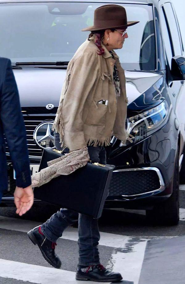 Uzun bir aranın ardından yeniden bir film projesinde yer alan Johnny Depp, yapımın kostüm provasının ardından özel jetine binmek için Paris'teki havalimanın yolunu tuttu.