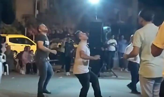 Düğünde Havaya Ayakkabı Fırlatarak 'Çilli Bom' Oynayan Adam