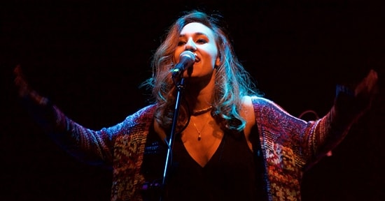 Her Şarkısında Kendinizden Bir Parça Bulabileceğiniz 13 Sedef Sebüktekin Şarkısı