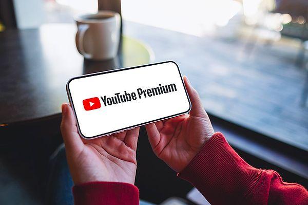 YouTube'da can sıkan reklamlardan kurtulmak için getirilen Premium aboneliği bir yıllığına ücretsiz kullanabileceğiniz yeni bir yöntem geldi.