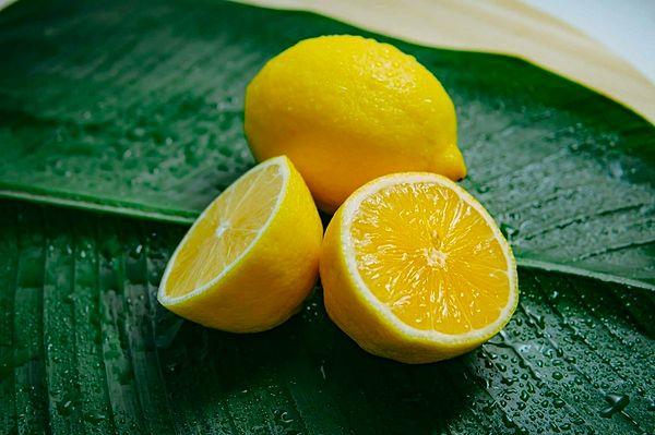 12. Evdeki negatif enerjiden kurtulmak için evin bir köşesine limon koyabilirsiniz. Limon,‘Negatif enerjiyi temizlemekle kalmaz, aynı zamanda  odanızın güzel kokasını sağlar.