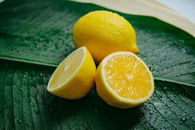 12. Evdeki negatif enerjiden kurtulmak için evin bir köşesine limon koyabilirsiniz. Limon,‘Negatif enerjiyi temizlemekle kalmaz, aynı zamanda odanızın güzel kokasını sağlar.