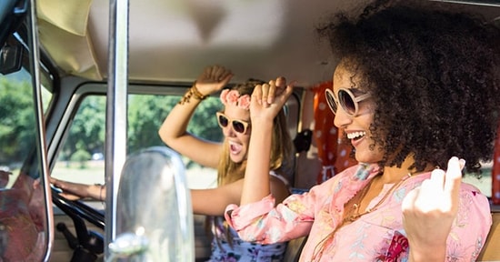 Arabada Son Ses Açarak Dinleyip Eşlik Edebileceğiniz 13 Şarkı