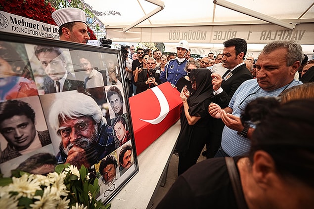 Arkın, ilk törenin ardından Teşvikiye Camii'ne getirildi. Cenaze namazına usta sanatçının ailesi, dostları ve sevenleri katıldı.