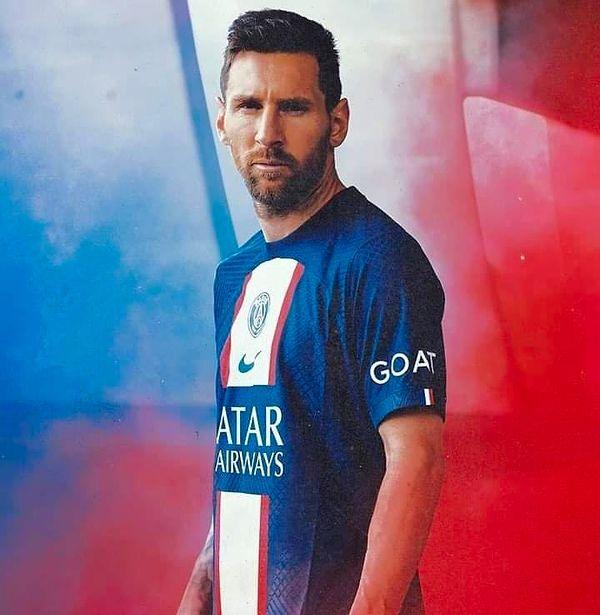 Futbol tarihinin gördüğü en eşsiz futbolcuların başında gelen Lionel Messi, bu sezon formasının kolunda ismini taşıyacak. 'GOAT' yeni sezonda PSG'ye sponsor olaracak. Bu gayet güzel ve başarılı bir sponsorluk anlaşması.