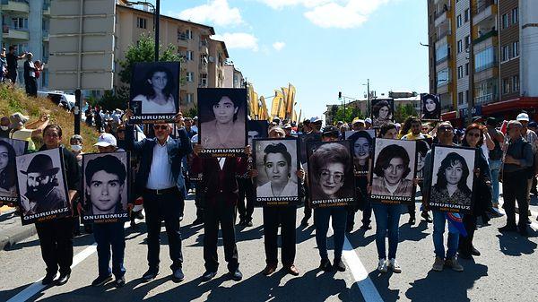 Her yıl olduğu gibi bu yıl da binlerce kişi Madımak kurbanlarını anmak için Sivas'ta toplandı. Madımak Oteli’nin önüne karanfiller bırakıldı.