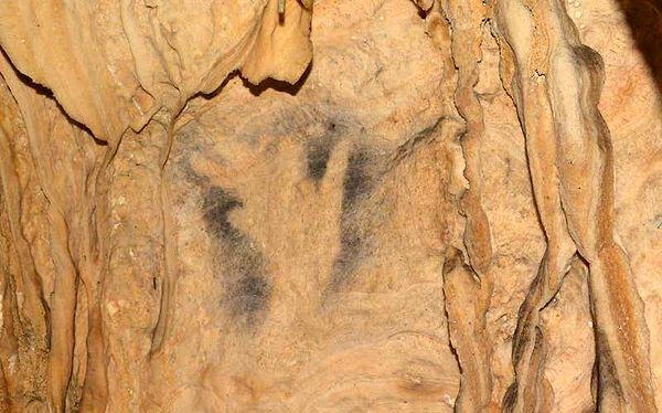 İspanya'da 50 bin yıl önce hem sanat stüdyosu hem de mezarlık olarak kullanılan bir mağara keşfedildi.