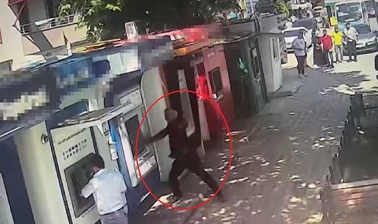 Yalova'da ATM'lere Çekiçle Saldıran Kişinin Para Çeken Bir Adamın İşini Bitirmesini Beklediği Efsane Anlar