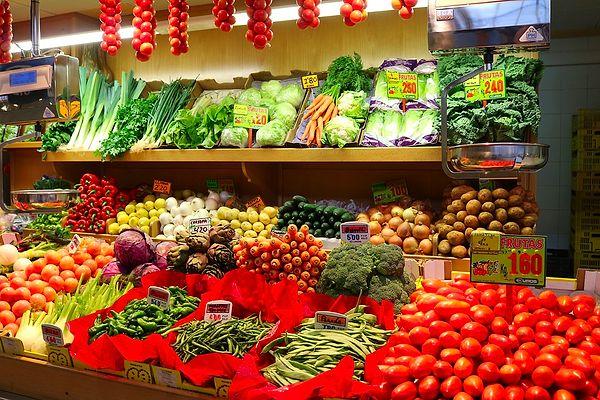 2. Genellikle market girişlerinde sebze, meyve ve fırın reyonlarının bulunması.