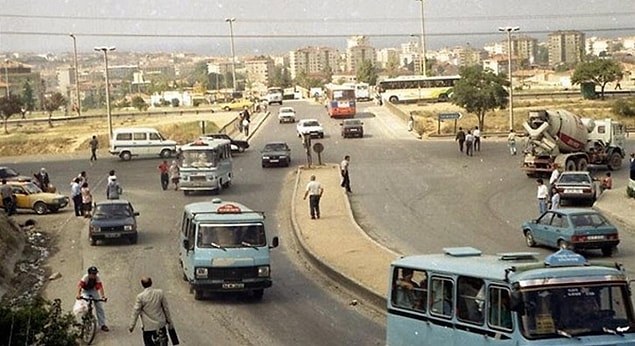 90'lar bir yandan eğlence bir yandan karanlık olurken, siyaset denince akla sadece koalisyon geliyor. Enflasyonun ise Türkiye'de canavar olarak resmedilmesine karşın o dönem artık kanıksandığı görülüyor. 90'lar ayrıca sıcak para girişleri ve krizleri ile de ünlü bir dönem oluyor.