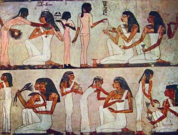 Antik Mısır döneminde kadınlar yumuşatılmış papirüsleri tampon ve ped olarak kullanırlarken, Roma dönemine gittiğimizde kadınların tiftikten yapılan pedler kullandığı görülüyor.