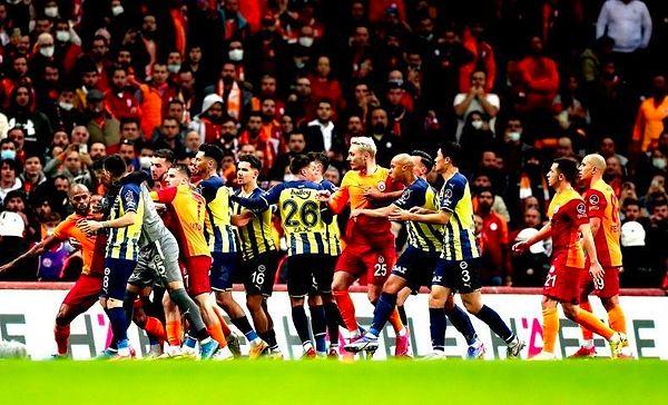 37. haftada Galatasaray ile Fenerbahçe arasında oynanacak derbi düşünülünce bu iddia daha da bir anlamlı gelmeye başladı fakat Meral Çolak'ın yeni tahmininde işler değişti.