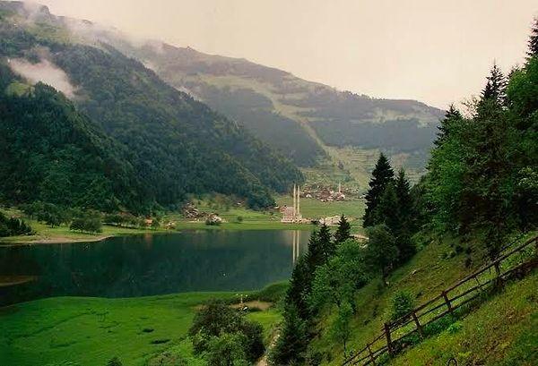 Türkiye'nin en güzel doğa harikalarından biri olan Trabzon simgesi Uzungöl, her detayıyla kendine hayran bırakan ve yeşilin adeta dans ettiği bir yer.