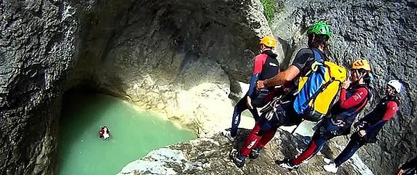 6. Adrenalini iliklerinize kadar hissetmek için Canyoning'i deneyin.