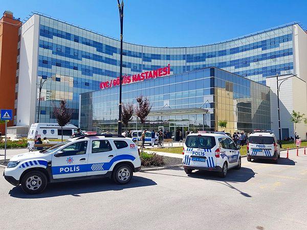 Konya Şehir Hastanesi’nde bir hasta yakını tarafından silahlı saldırıya uğrayan kardiyoloji uzmanı Doktor Ekrem Karakaya, ne yazık ki hayatını kaybetti.