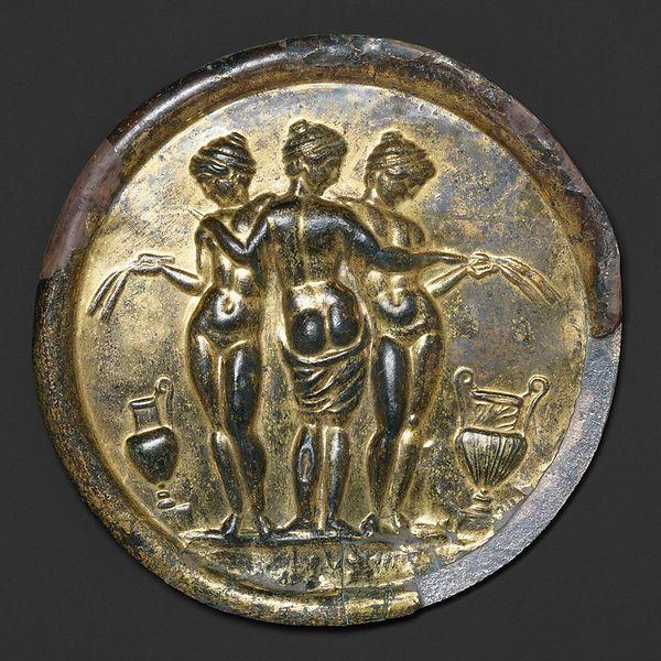 43. Üç Güzeller'i temsil eden bronz ayna