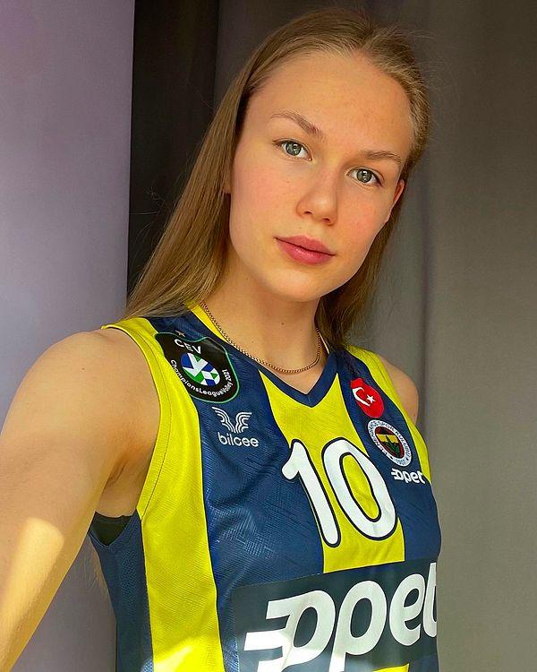 Fenerbahçe Opet'in başarılı smaçörü Arina Fedorovtseva, 10 numaralı formayı giyiyor.