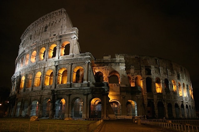 15. Pour protéger le public du soleil brûlant de la Rome antique et fournir de l'ombre, il y avait un auvent appelé vélarium qui pouvait être tiré sur le coin salon.