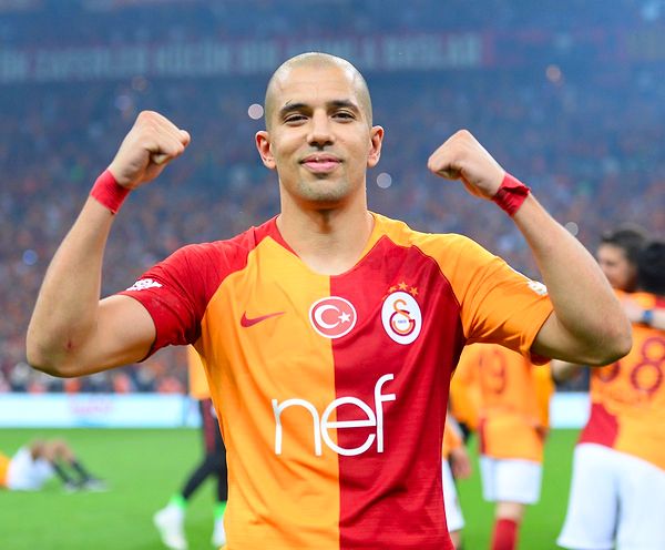 Ligin ilk yarısını boş geçiren Cezayirli oyuncu, Süper Lig takımlarından Fatih Karagümrük ile anlaşmıştı. Sofiane Feghouli alacakları sebebiyle Galatasaray'ı dava etmişti.