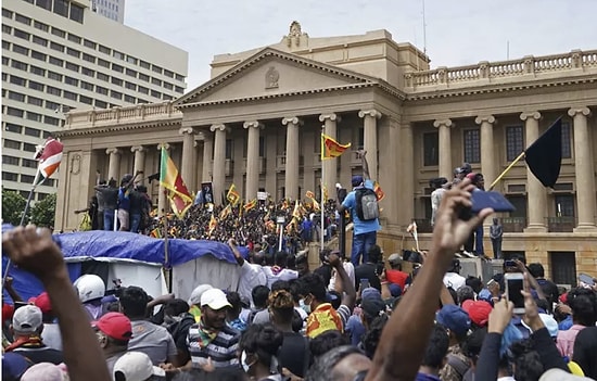 Sri Lanka Ayakta: Protestocular Başkanlık Konutunu Bastı, Devlet Başkanı İstifa Etti