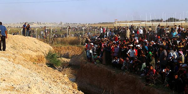 2011'de başlayan iç karışıklıklar nedeniyle sınır komşusu olan ülkemize göç eden Suriyelilerin sayısı, Ekim 2012 tarihinde 100 bini aşmıştı. O zamanlar çok umursanmayan bu konu, şimdi ülkemizin en büyük sorunlarından birisi.