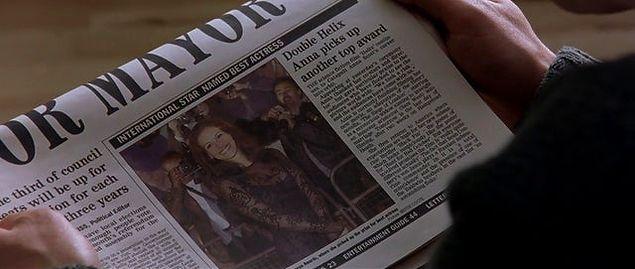 12. 1999 yapımı Notting Hill'de Alec Baldwin kurgusal bir karakter oynuyor, ancak filmde yer alan gazetede Alec Baldwin'in de isminin geçtiğini görebilirsiniz.