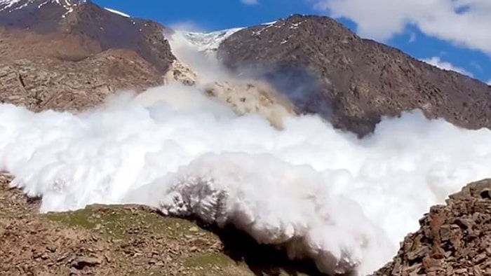 Kırgızistan’daki Çığ Kameralarda: Son Anda Yara Almadan Kurtuldu