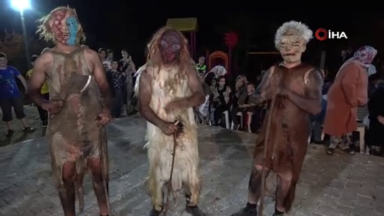 Bu Bir Gelenek: Kurban Derilerini Giyip İnsanları Korkutuyorlar