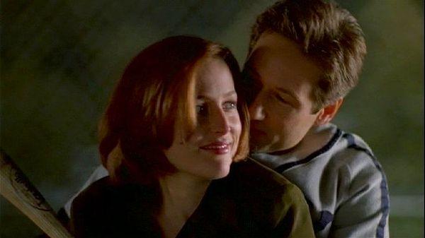 15. The X Files dizisinde, Mulder'ın Scully'ye beyzbol oynamayı öğretmesi.