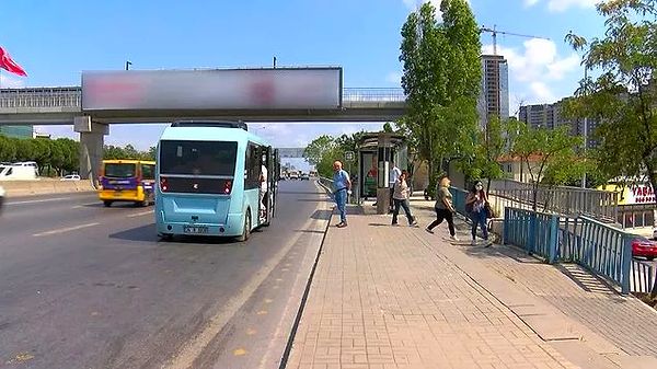 3. İstanbul Maltepe’de kıyafetlerini çıkararak üst geçitten geçen 25 yaşındaki kadına saldıran 26 yaşındaki Bahaddin Ç. önce gözaltına alındı sonra tutuklandı.