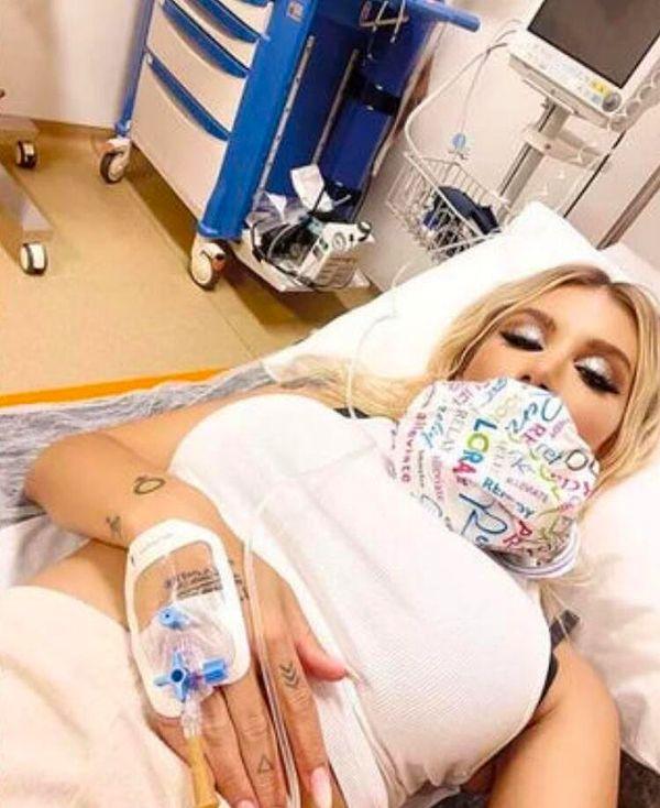 Birkaç gün önce Bodrum'da verdiği konserin ardından hastaneye yatan Derici, fotoğrafını paylaşarak altına 'Nasıl başladı, nasıl bitti' notunu düştü.