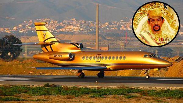 Parasıyla yaptığı en müsrif harcamalardan biri de altın kaplamalı özel jeti...