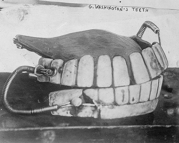 4. Kırılan dişlerinin yerine insan dişlerinden yapılmış takma dişler takarlardı.