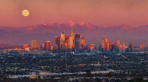 2. Los Angeles üzerinde Ay'ın doğuşu: