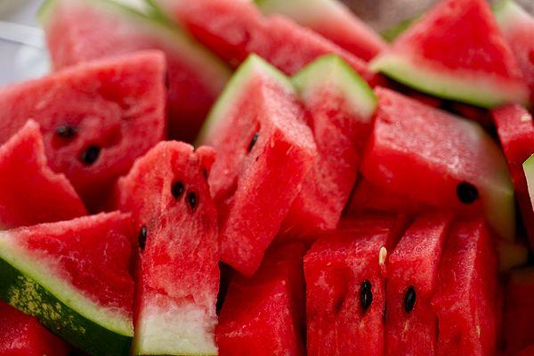 8. Su bakımından zengin içeriğiyle karpuz en iyi yaz meyvesi olabilir! Bol bol karpuz yemek susuzluğunuzu giderir.