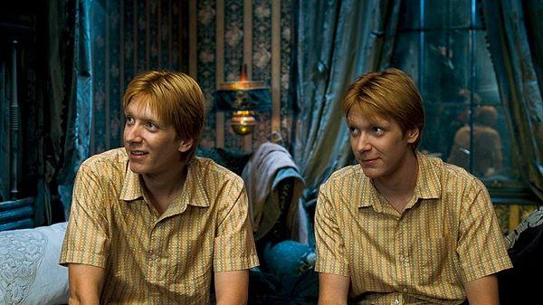 21. Fred ve George, Umbridge'e karşı gelerek okuldan ayrıldıklarında Hogwarts'ın bir koridorunu bataklığa çevirdiler.