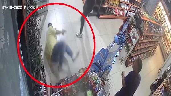 Girdiği markette a bir kişinin elinde bulunan kurusıkı tabancayı istedi ve tabancayı şaka olsun diye kafasına dayayıp tetiği çekti.