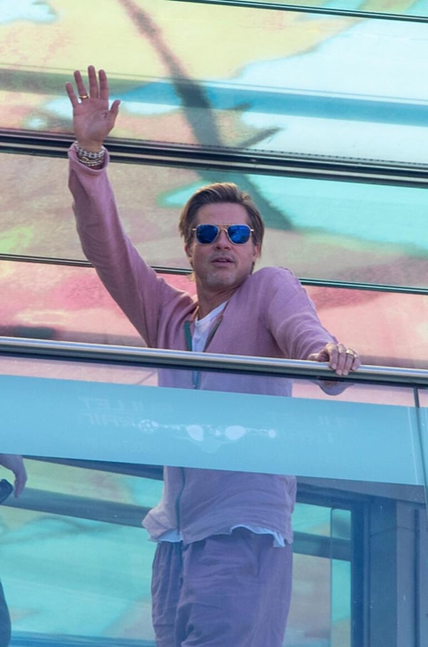 Картина "Быстрее пули" является экранизацией романа японского писателя Кестаро Исаки "Мари Жук".