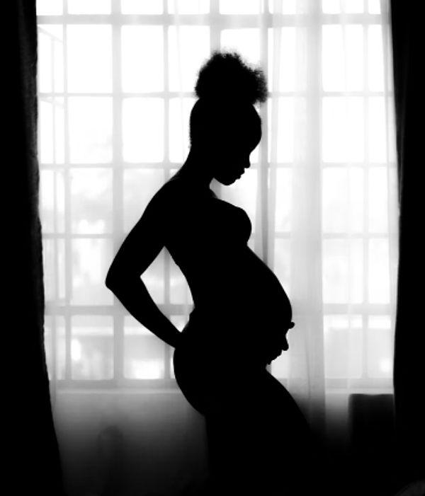 Eşinin 5 kez ikiz çocuk doğurmasını fazlasıyla ‘anormal’ bulan SSalongo, evde kalıp karısına yardım etmektense çözümü kaçmakta bulmuş.
