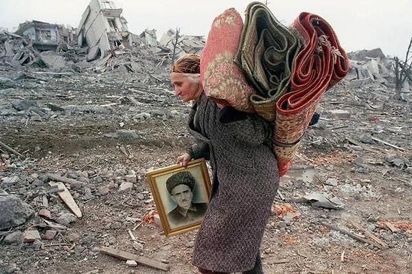 3. 1995 yılında Grozni'de Rus askerlerin evinden ayrılması için beş dakika verdikleri Çeçen kadının hayatını kaybeden eşinin portresi ve kilimleriyle kaçışı: