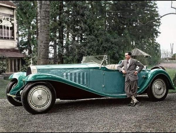 9. Jean Bugatti'nin Esders Roadster'ının yanında dururken çekilen fotoğrafının renklendirilmiş hali: (1937)
