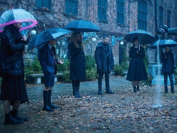 Том Хоппер, Дэвид Кастаньеда, Эмми Рейвер-Лэмпман, Роберт Шихан, Эйдан Галлахер и Джастин Х. Мин «Академия Амбрелла»  (Netflix) / 200 тысяч долларов